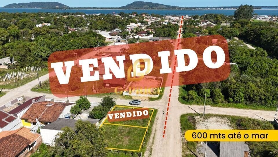 Excelente Terreno de Esquina Cercado no Nível da Rua Apenas 600 Mts do Mar