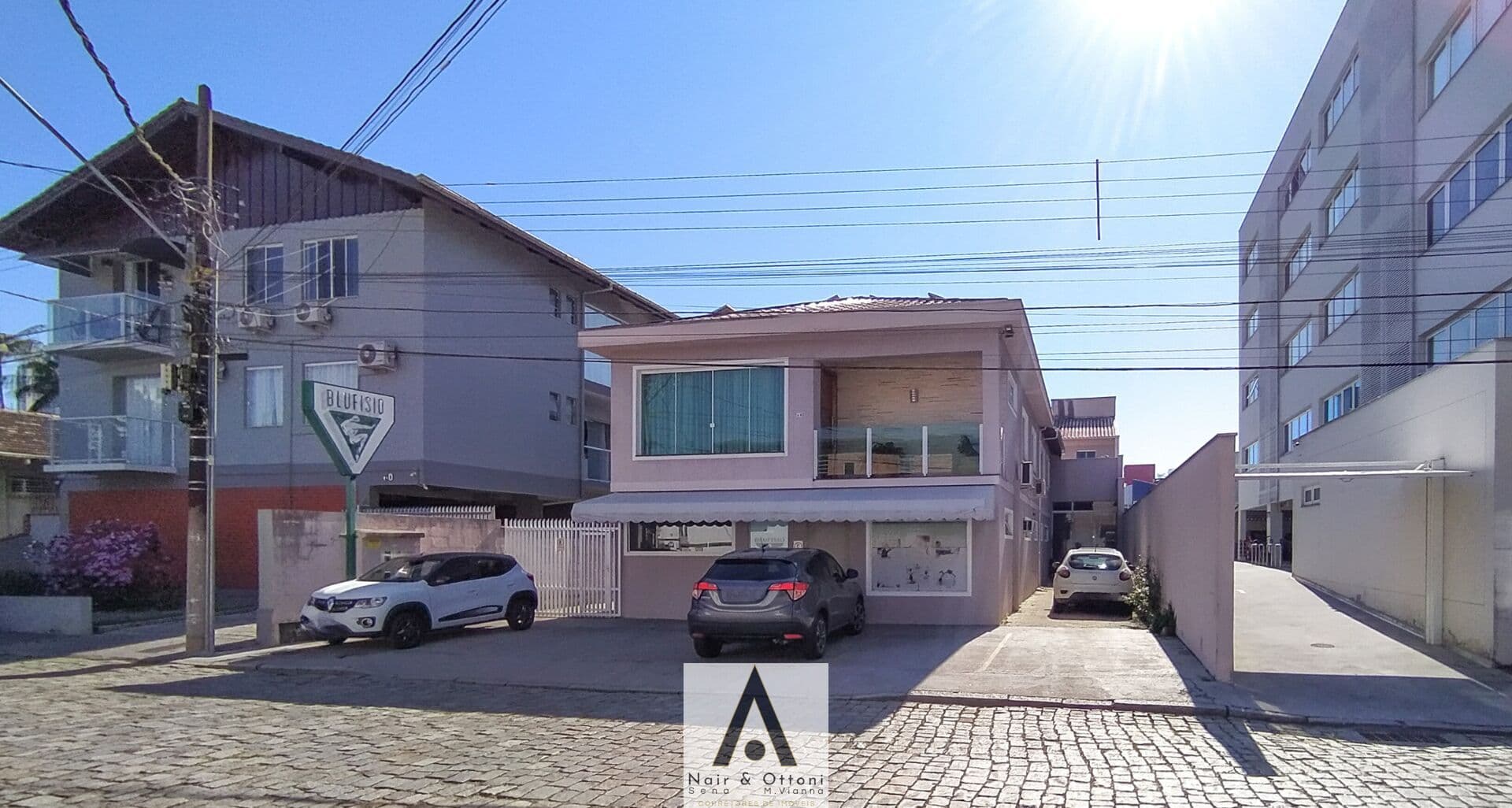 Clínica de Fisioterapia em Funcionamento com Residência no andar Superior - Oportunidade Única!