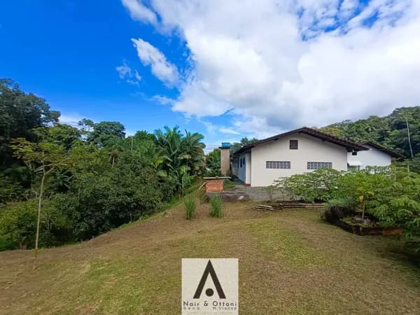 Terreno de 6.846m², com duas casas no Bairro Itoupava Central