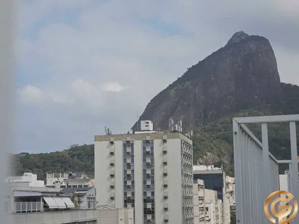Apartamento de 2 Quartos 70m² à Venda no Leblon — Metrô Antero de Quental, Prédio com Rooftop e Churrasqueira