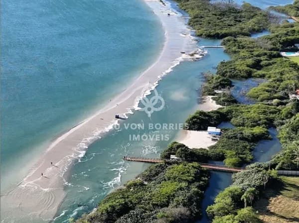 A 50 m da praia na Cachoeira do Bom Jesus