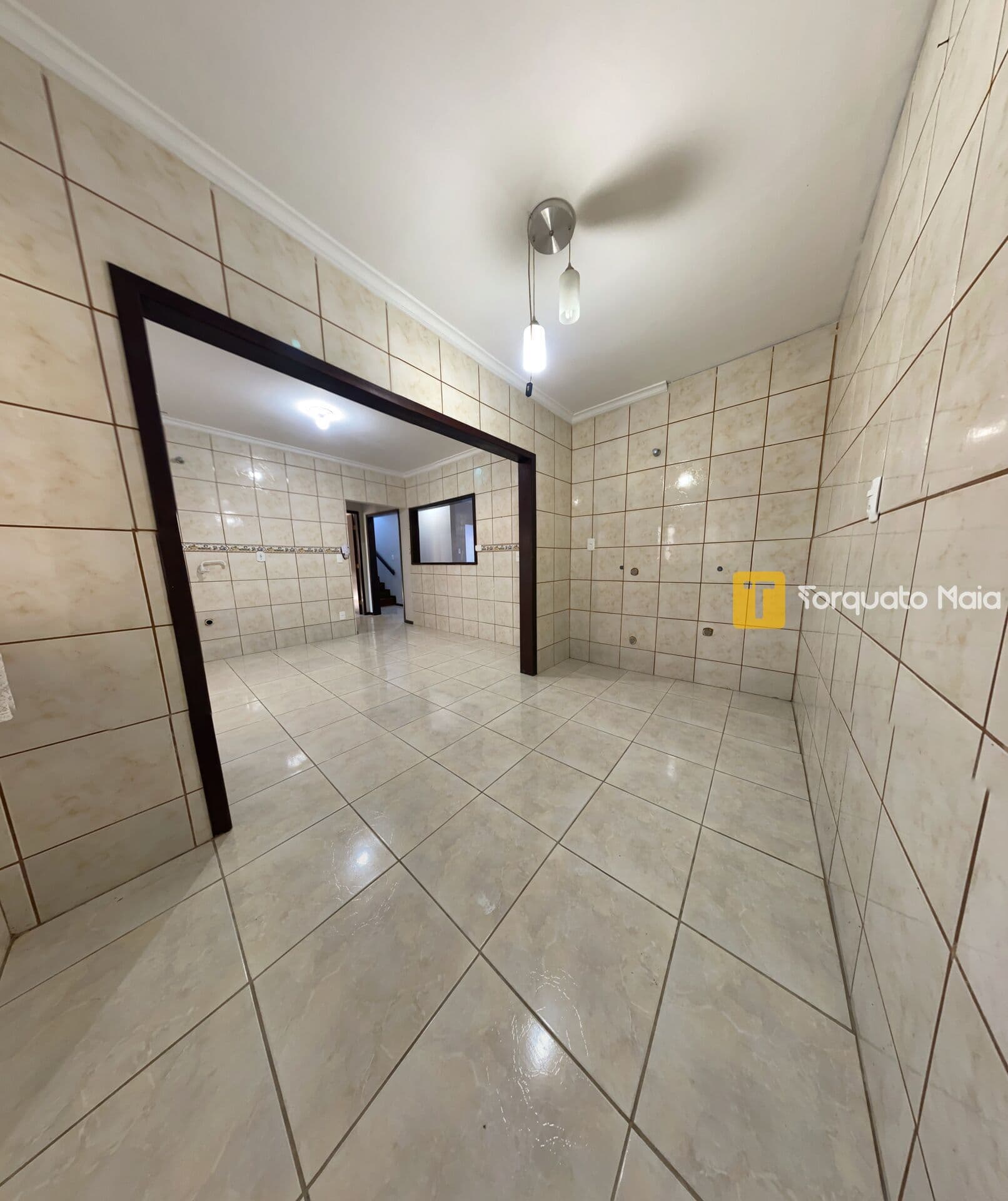 Ampla estrutura comercial com excelente distribuição de espaços e localização estratégica
