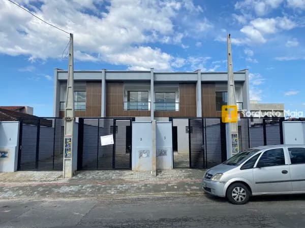 Geminado com 3 Quartos, Suíte e Ótima Localização no Bairro Floresta