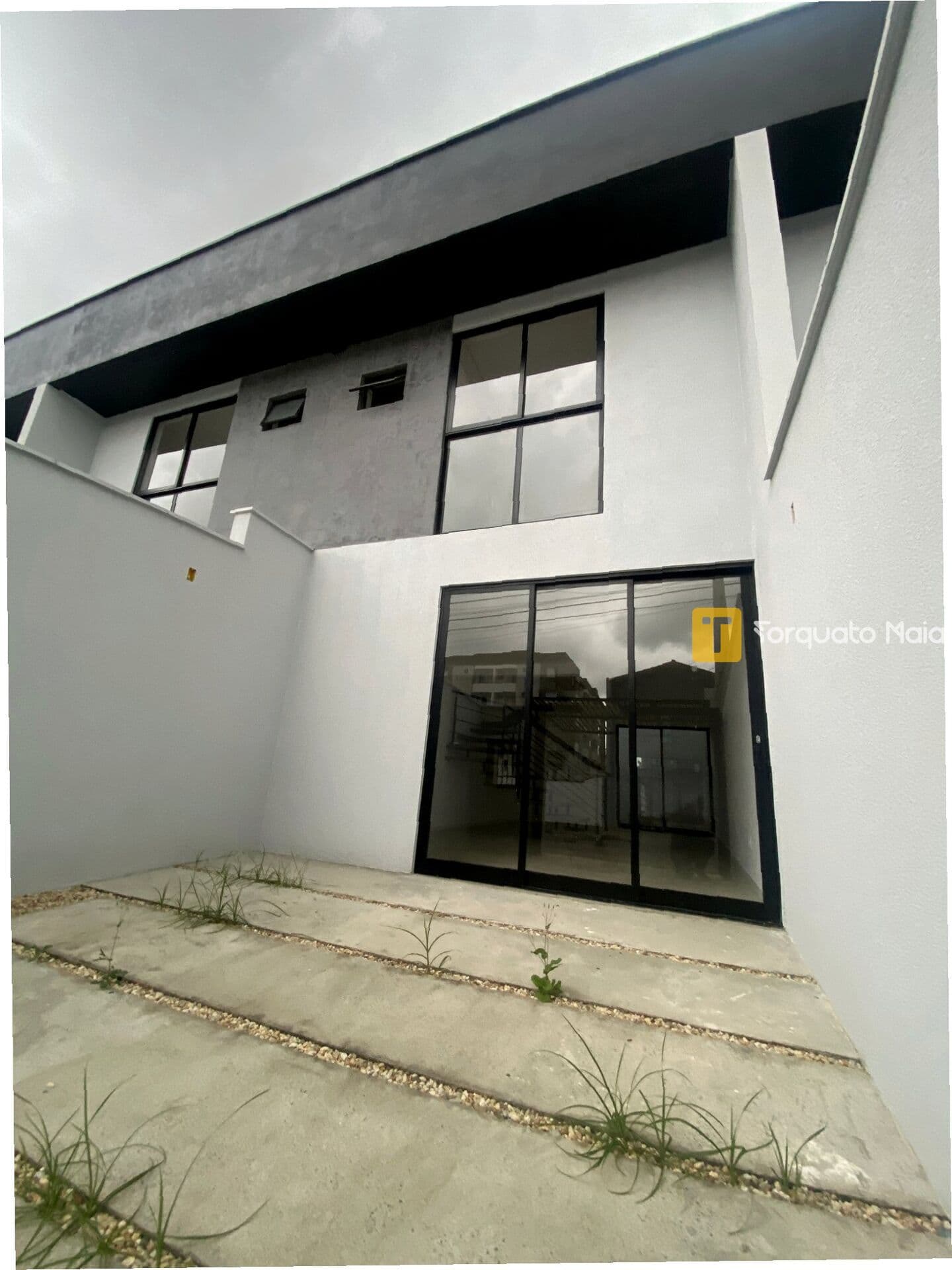 Conforto e Estilo em Sobrado Geminado com Projeto Atual no Costa e Silva