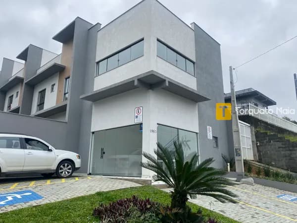 Esquina estratégica com 5 vagas exclusivas