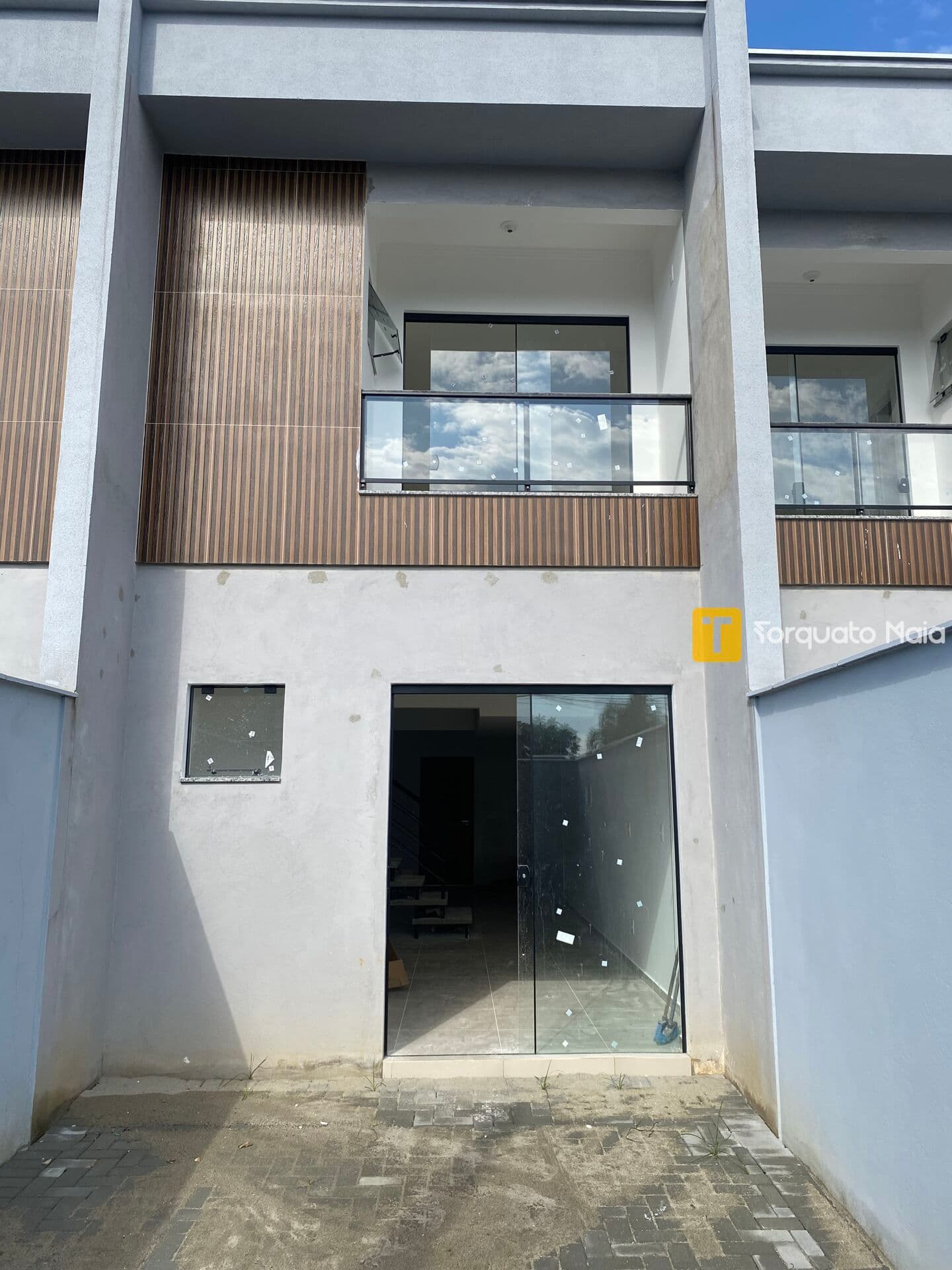 Geminado com 3 Quartos, Suíte e Ótima Localização no Bairro Floresta