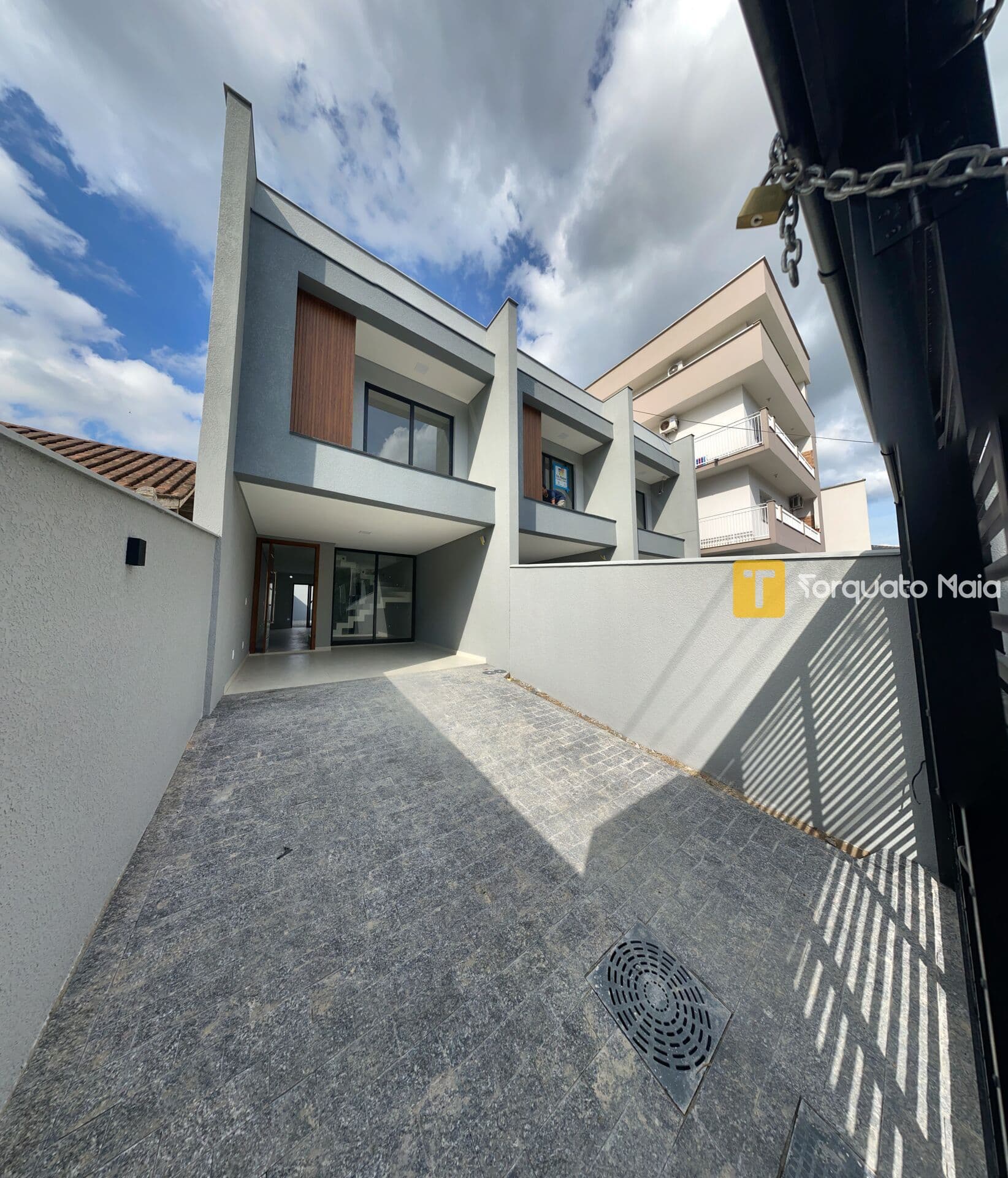 Casa Alto Padrão com Amplo Terreno nos Fundos no Costa e Silva