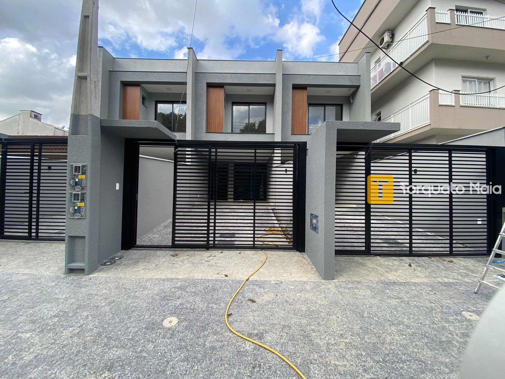 Casa Alto Padrão com Amplo Terreno nos Fundos no Costa e Silva