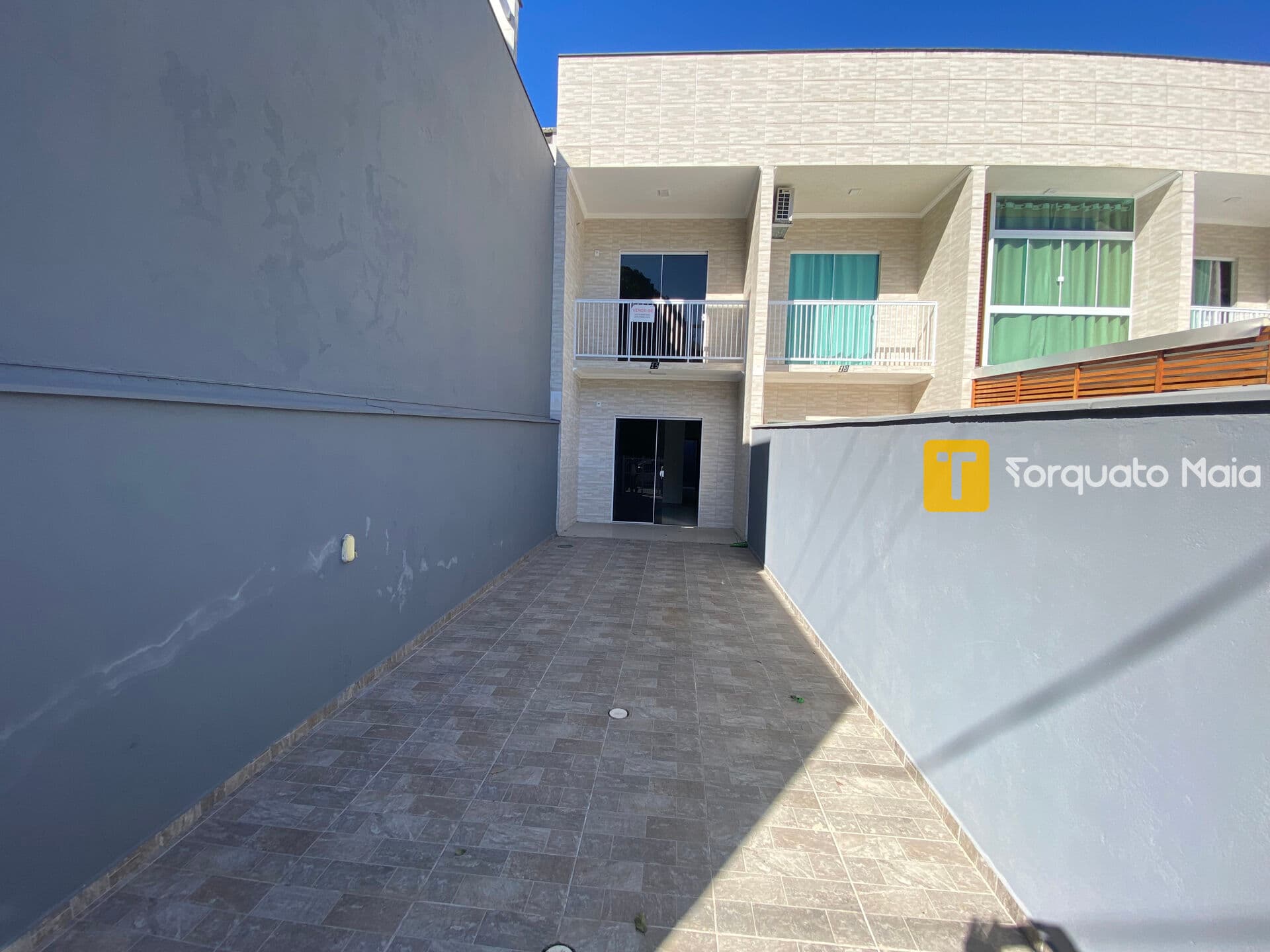Geminado com Duas Suítes, Espaço Amplo e Terreno Privativo nos Fundos