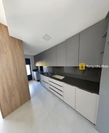 Apartamento Semi-Mobiliado com Duas Vagas de Garagem e Depósito – A Menos de 7 Min do Centro!