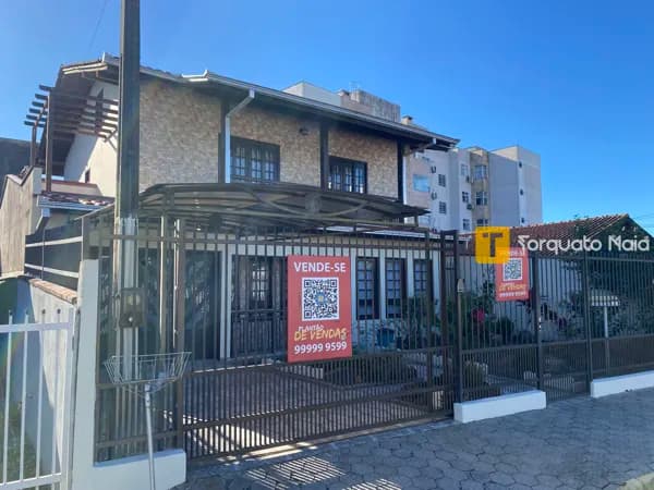 Ampla Casa Sobrado com 4 Dormitórios, Suíte com Hidro e Edícula em Terreno de 220 m²