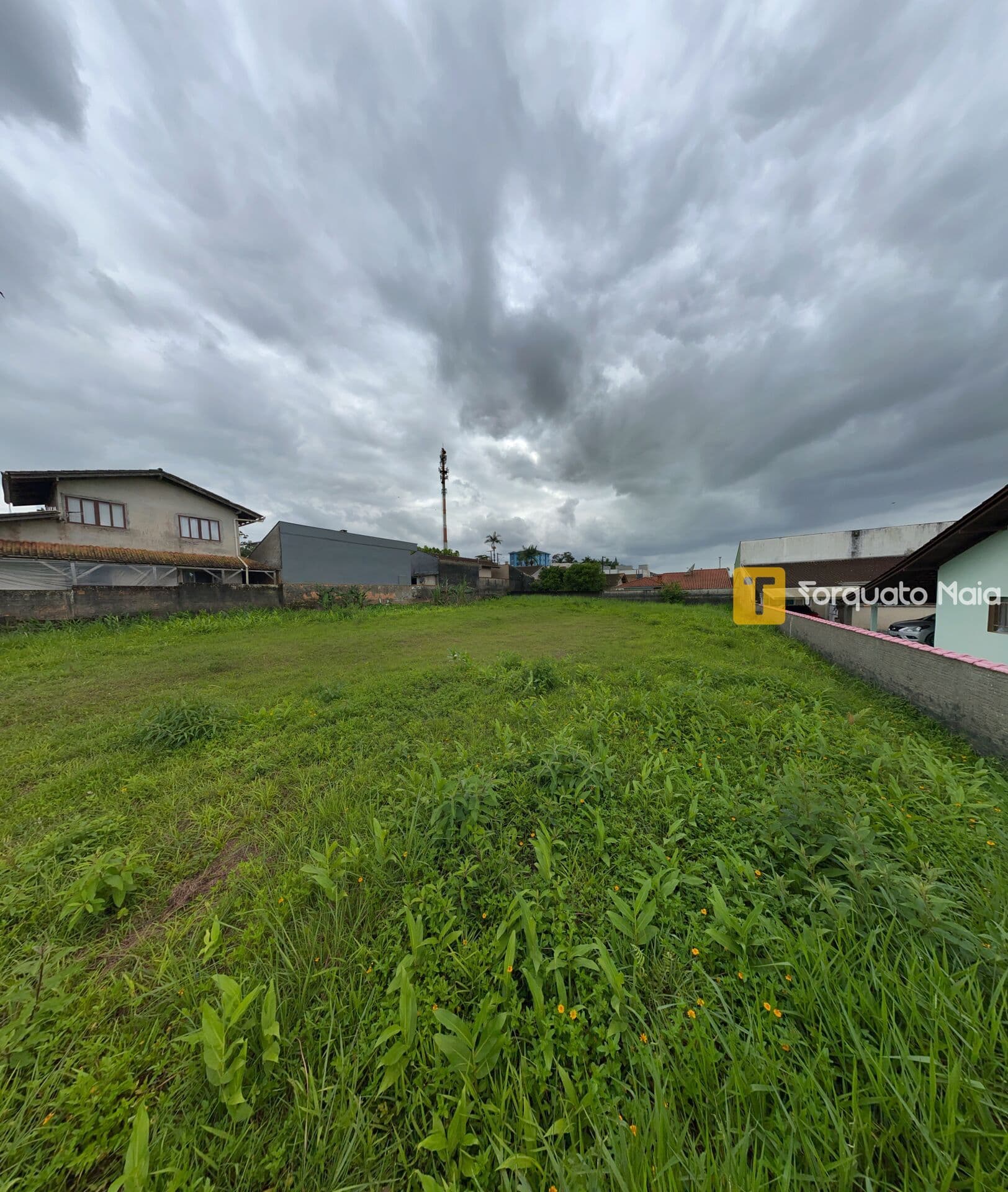 Terreno com frente ampla e localização estratégica — Joinville