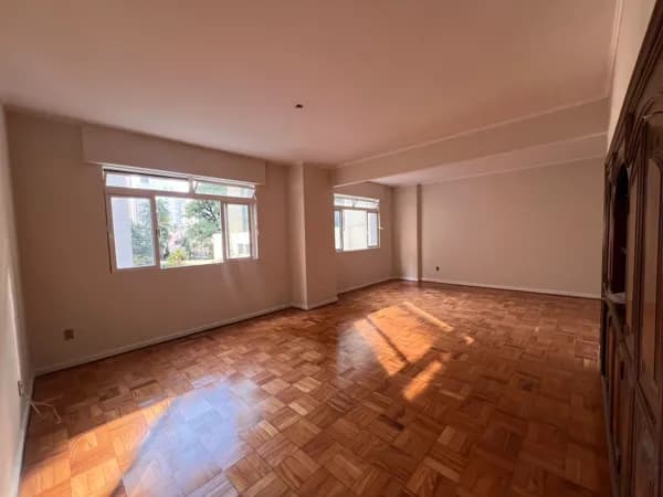 Apartamento na Rua da Consolação, na parte plana do Jardim América