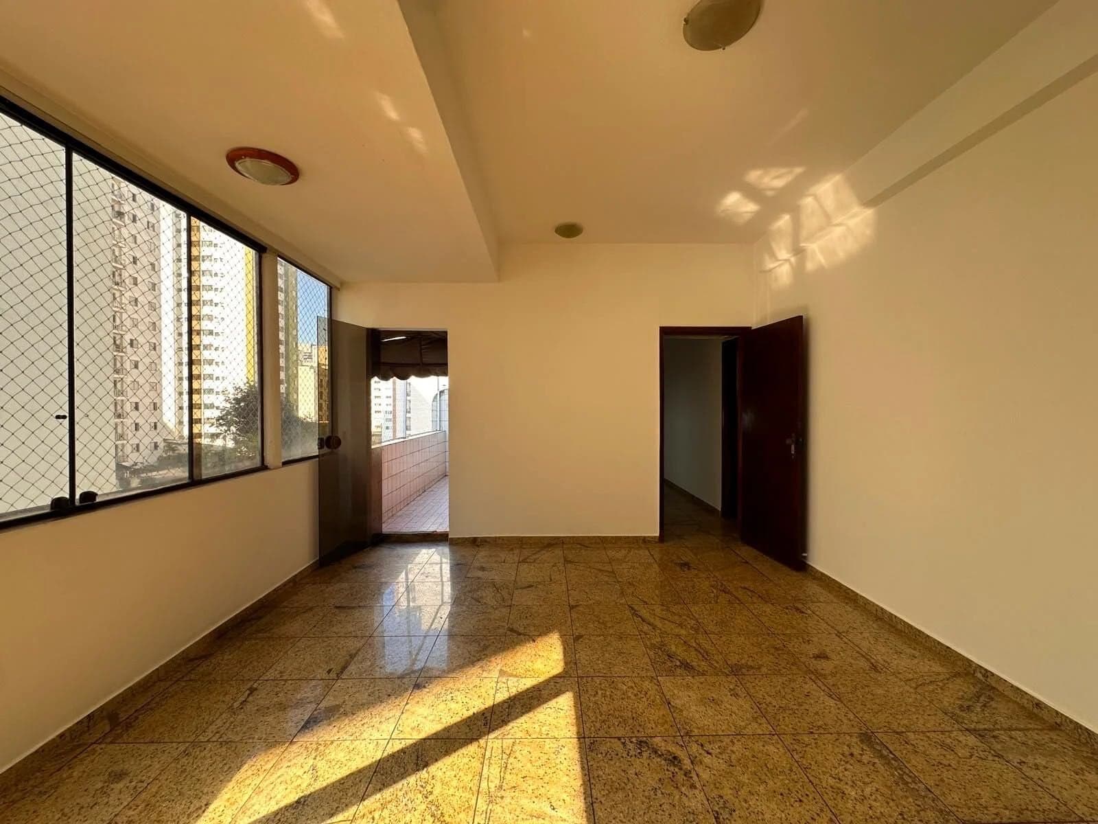 Cobertura com terraço privativo bem iluminado