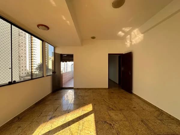 Cobertura com terraço privativo bem iluminado