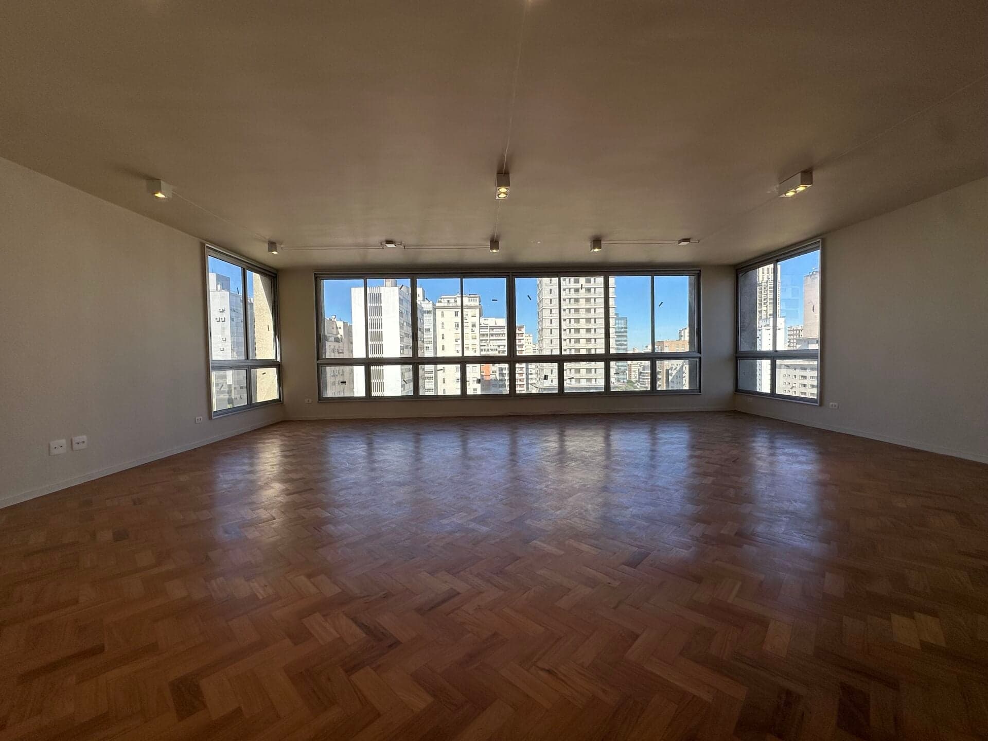 Elegante apartamento reformado com 240m² no Jardim América