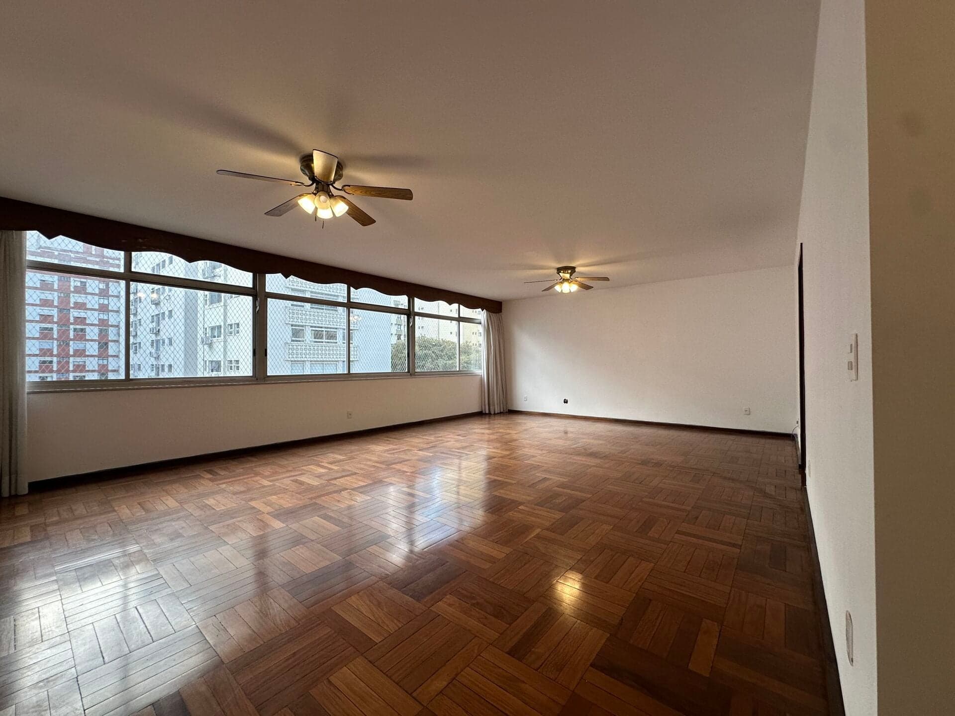 Um clássico de 172 m² na Alameda Joaquim Eugênio de Lima