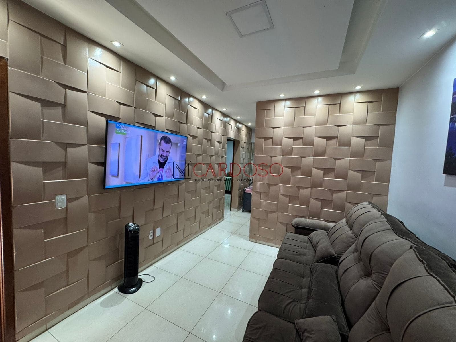Casa com 02 quartos, suite, piscina, qd 804 recanto das emas DF -109