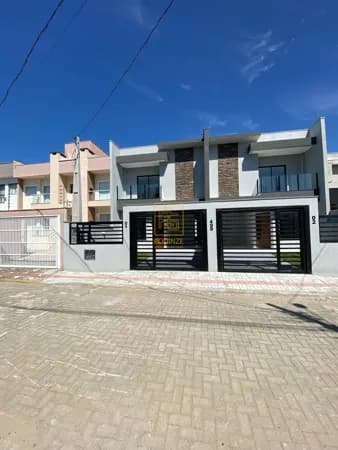 Sobrado com piscina apenas 350 metros do mar em Piçarras.