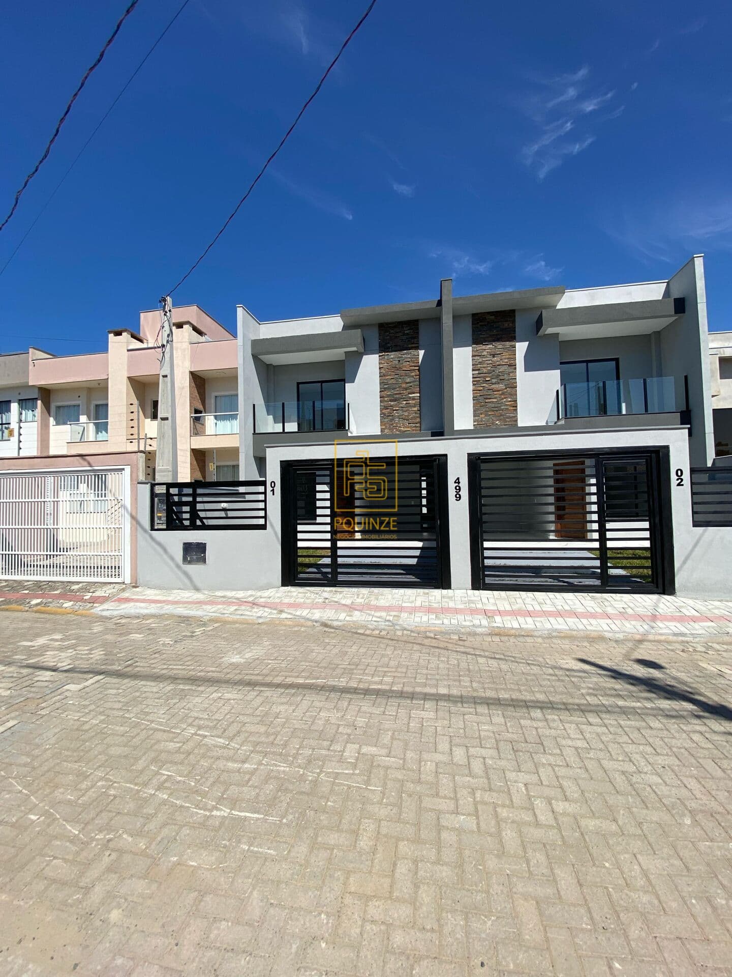 Sobrado com piscina apenas 350 metros do mar em Piçarras.
