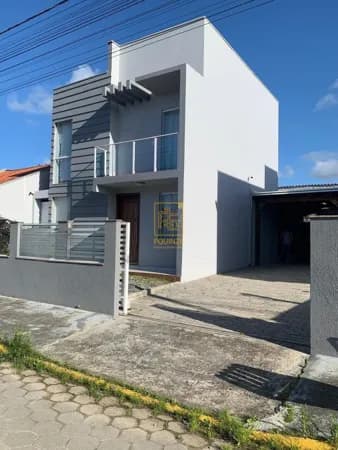 Encantador sobrado a 750m da praia
