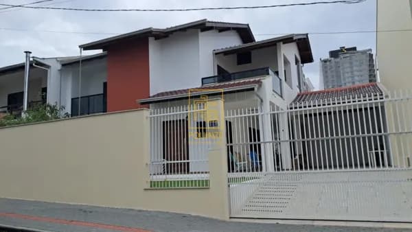Lindo Sobrado apenas 150 metros do mar em Piçarras!