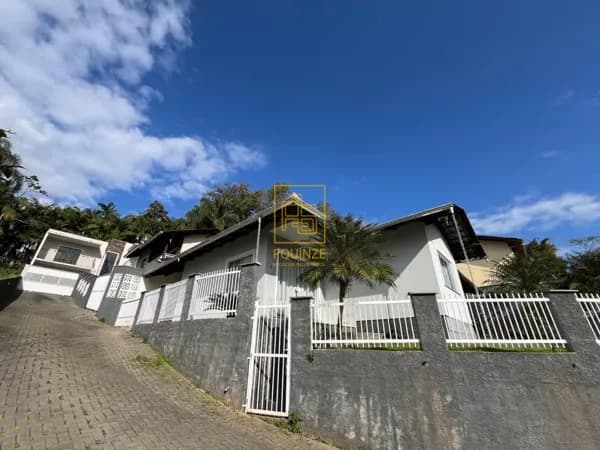 Casa semi mobiliada com área de festas no bairro Quintino em Timbó