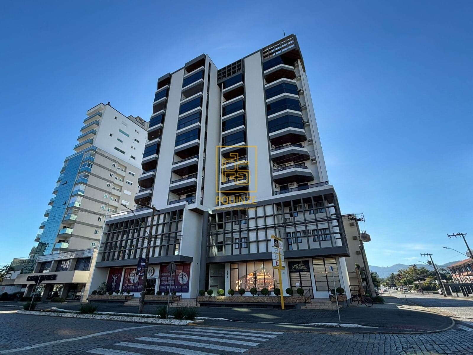 Apartamento semi mobiliado com 3 sacadas no centro de Timbó