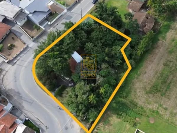 Terreno de esquina com edificação