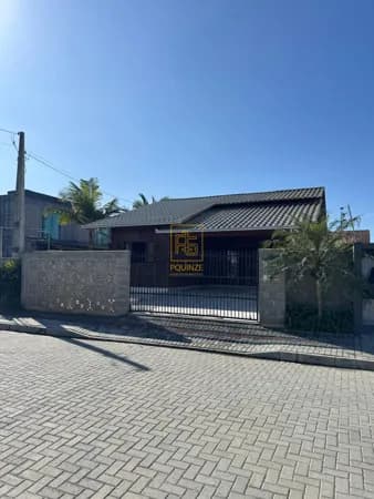 Residência mobiliada com piscina perto da praia de Piçarras.