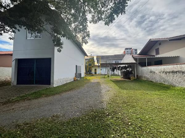 Casa de dois pavimentos com amplo espaço externo no bairro Imigrantes em Timbó