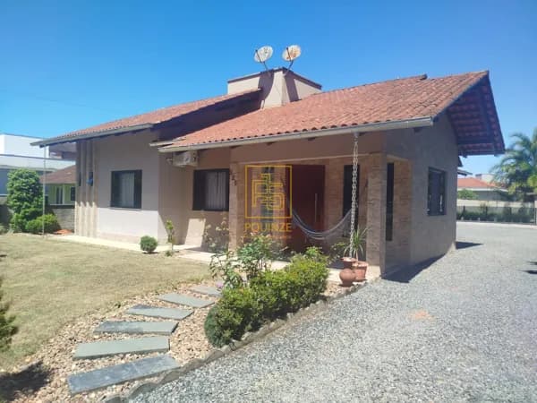 Casa com piscina e área de festas em Rio dos Cedros