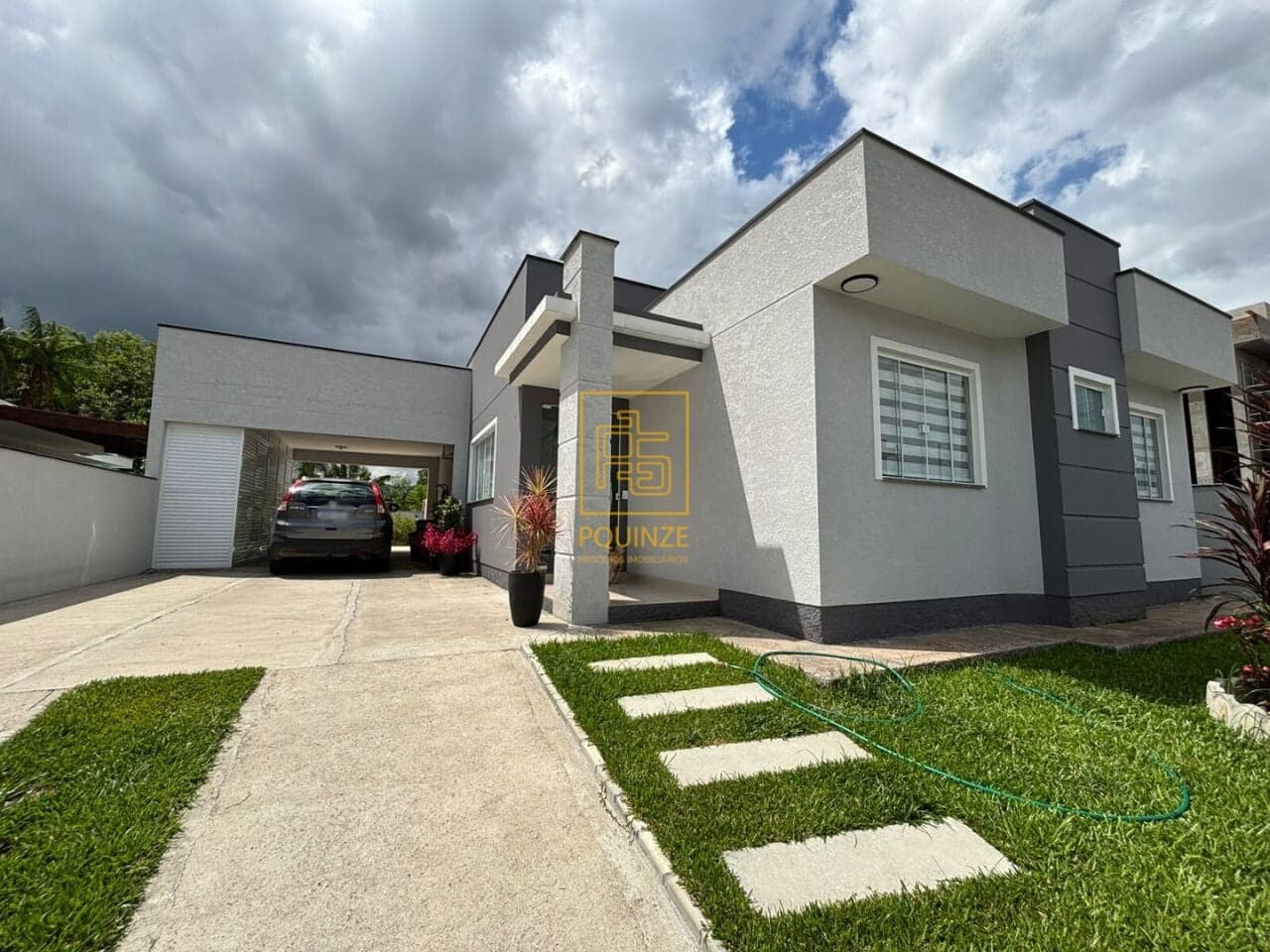 Casa semimobiliada com piscina no bairro das Capitais em Timbó