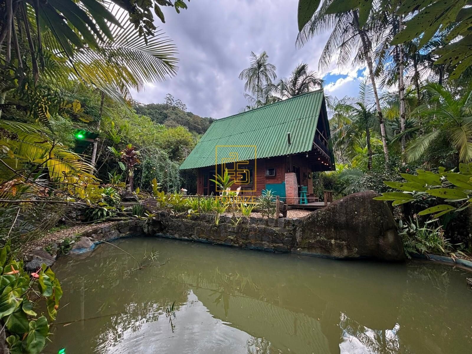 Invista ou viva em meio à natureza neste charmoso chalé em Rodeio