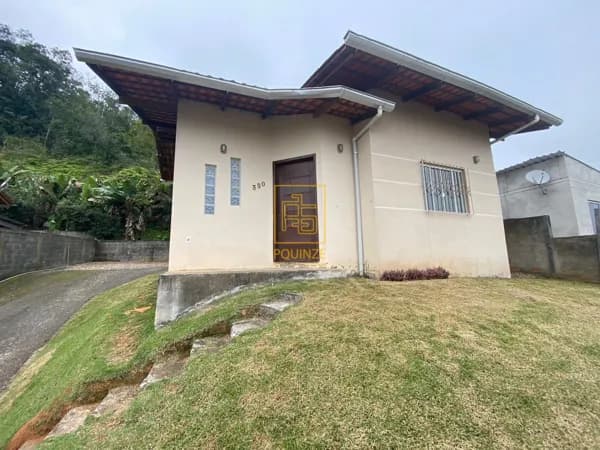 Casa em localização privilegiada e amplo terreno