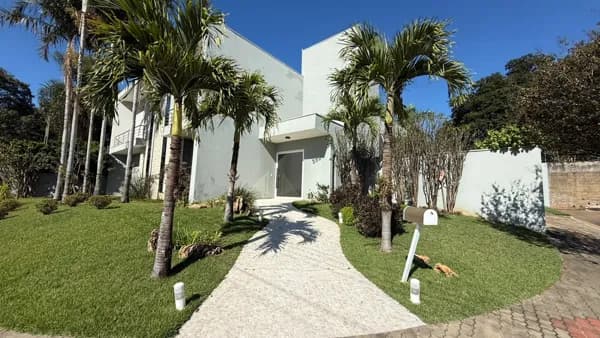 Privacidade: Casa sem Vizinhos com 3 Suítes, Piscina, Churrasqueira e Elevador a Venda no Condomínio Terras do Imperador em Americana