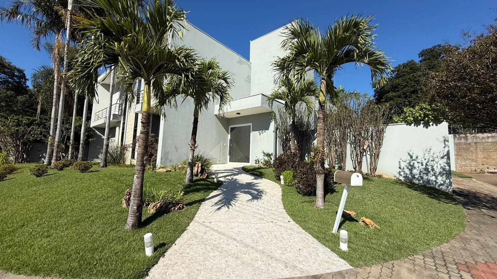 Privacidade: Casa sem Vizinhos com 3 Suítes, Piscina, Churrasqueira e Elevador a Venda no Condomínio Terras do Imperador em Americana