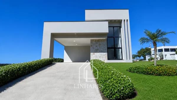 Casa de alto padrão em condomínio fechado.