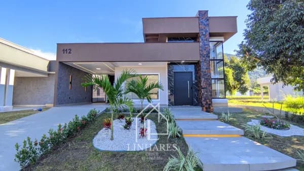 Casa de altíssimo padrão em condomínio fechado.
