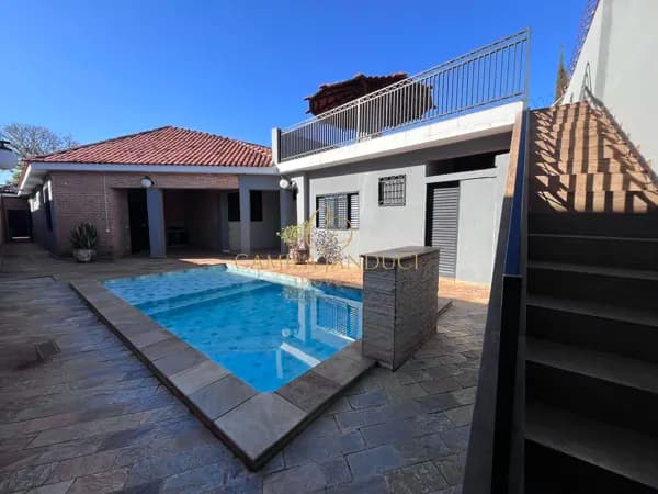 Casa Ampla com Piscina, Edícula e 520 m² de Terreno na Cidade Universitária