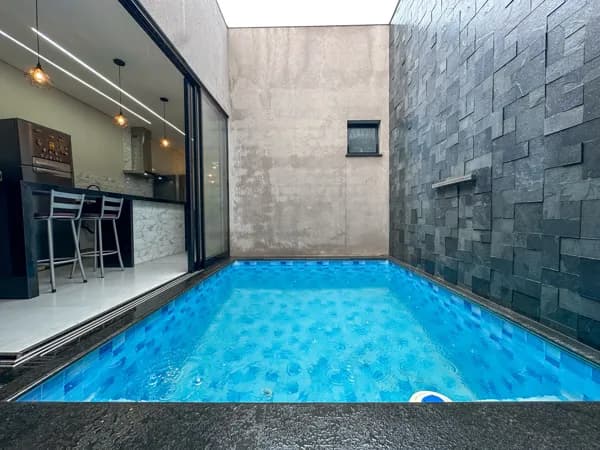 Casa recém construída com piscina!