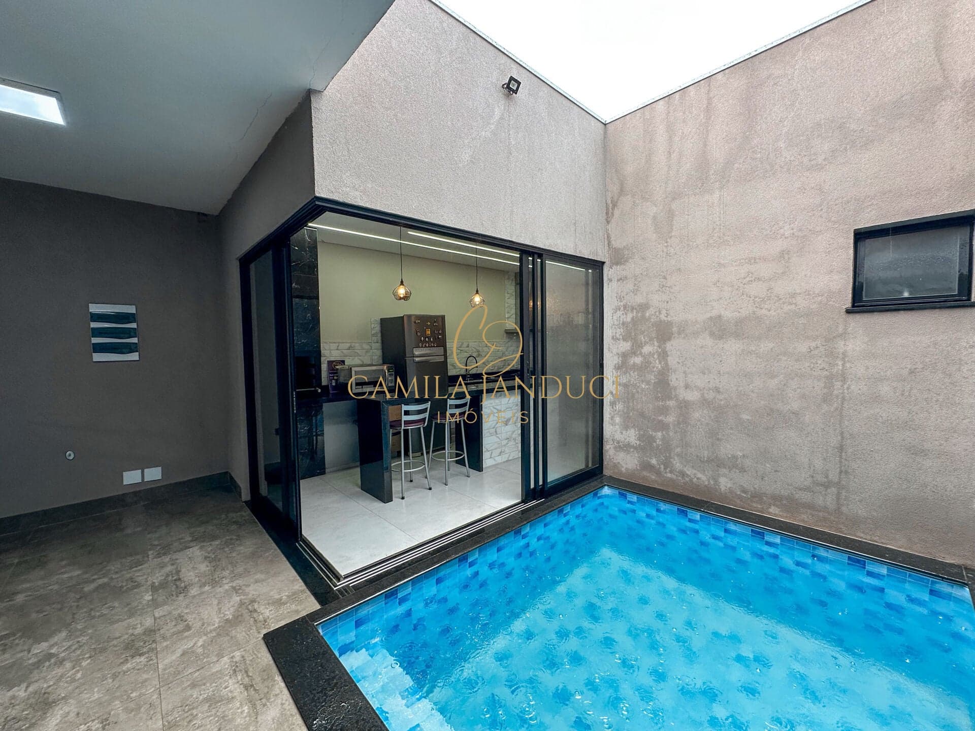 Casa recém construída com piscina!