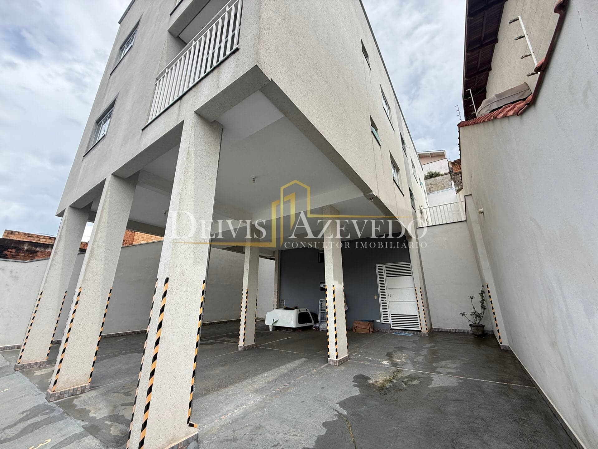 Apartamento 02 Quartos, com Quintal