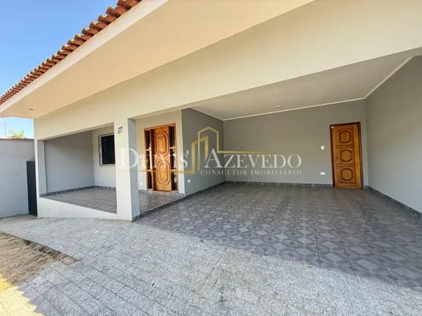 Casa Térrea com 03 Quartos em Região Nobre
