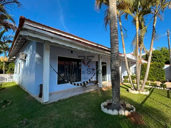 Casa Padrão com Piscina