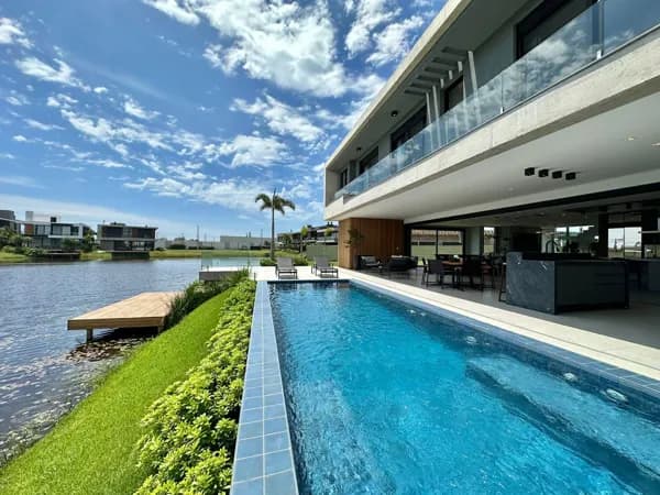 Oportunidade Única: Sobrado de Luxo à Beira do Lago no Condomínio Sense
