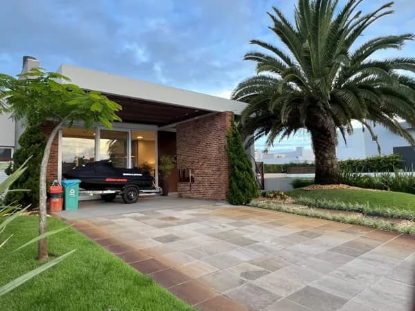 Casa à Venda no Condomínio Dubai - Capão da Canoa