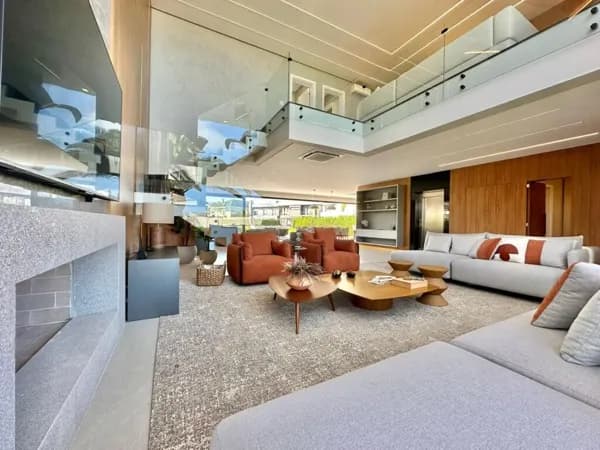 Casa de Luxo à Venda no Condomínio Enseada: Seu Refúgio Exclusivo à Beira do Lago! 🏡