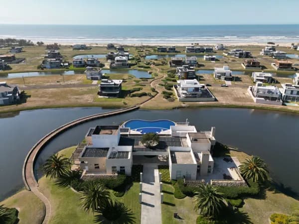 Casa à Venda no Condomínio Costa Serena em Capão da Canoa 🏡