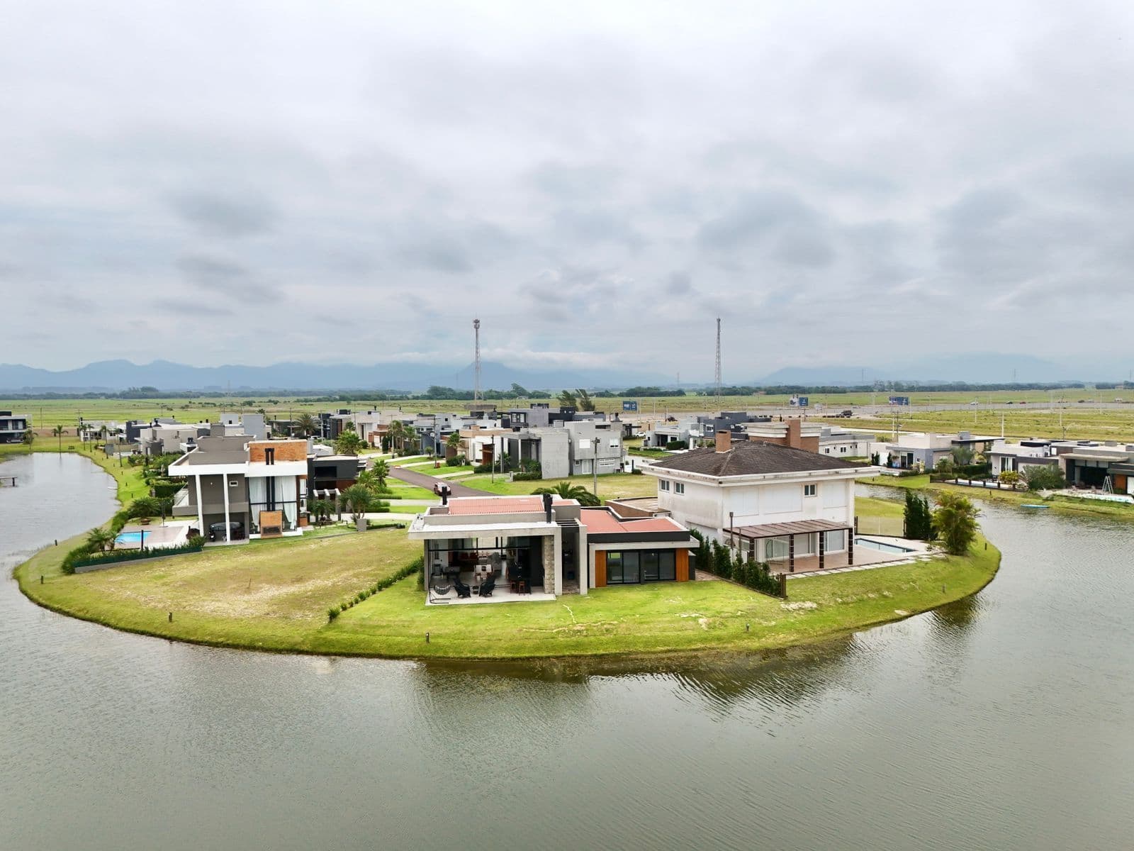 Casa Térrea Beira Lago no Condomínio Riviera